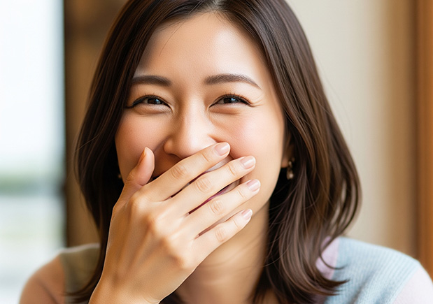 口元を抑えて笑う女性