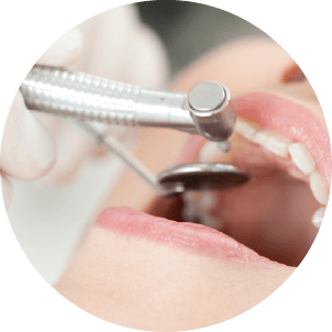 歯を削り、土台をつくっている画像