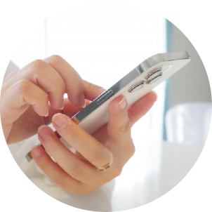 スマホで予約しているイメージ写真