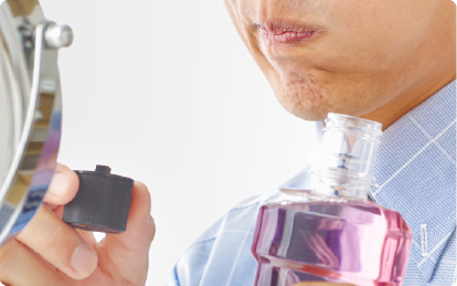 うがいをしてる男性