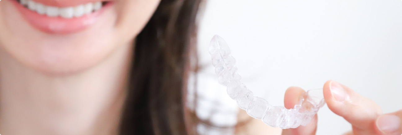 矯正装置を持つ女性