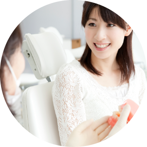 歯科医師と話す女性