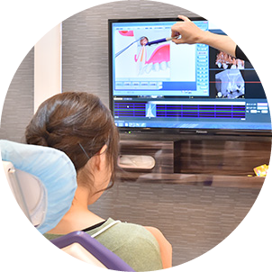 歯科医が患者に説明している写真