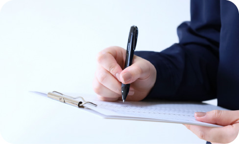書類を書く手元