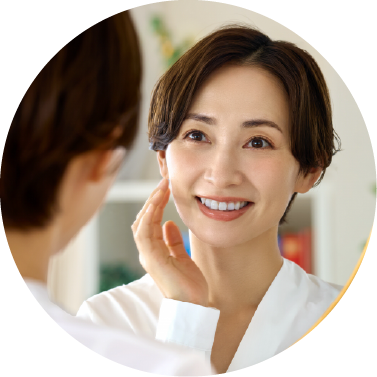 口元を見る女性の顔