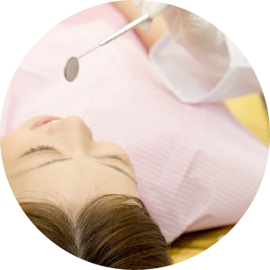 口腔内検査している画像